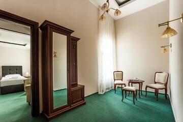 Фото номера Трехместный номер «Комфорт» Отель Pałac Łazienki II w Ciechocinku г. Цехоцинек 2