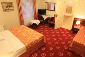 Фото номера Трехместный номер Отель Hotel Kopernik г. Цехоцинек 5