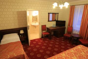 Фото номера Трехместный номер Отель Hotel Kopernik г. Цехоцинек 9