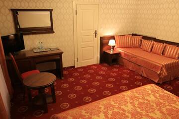 Фото номера Трехместный номер Отель Hotel Kopernik г. Цехоцинек 6