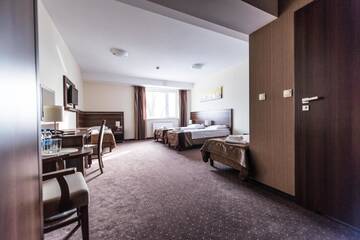 Фото номера Четырехместный номер Отель Hotel Austeria Conference &amp; Spa г. Цехоцинек 4