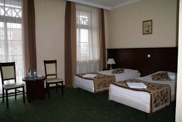 Фото номера Стандартный двухместный номер с 2 отдельными кроватями Отель Hotel Uzdrowiskowy St George г. Цехоцинек 3